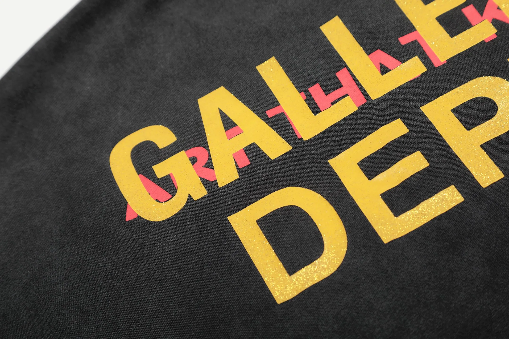pt model number #G1003 P116 GALLERY DEPT. Distressed and frayed sleeveless waistcoat short sleeves. Skeleton ☠️ hand-held rose print. Made of 280G double yarn pure cotton. The fabric is comfortable and stylish. After washing and distressing, the upper body becomes more fashionable and cool. The collar and hem are frayed. The design is full. The US version is too large. Color: washed black. Size S/M/L/XL